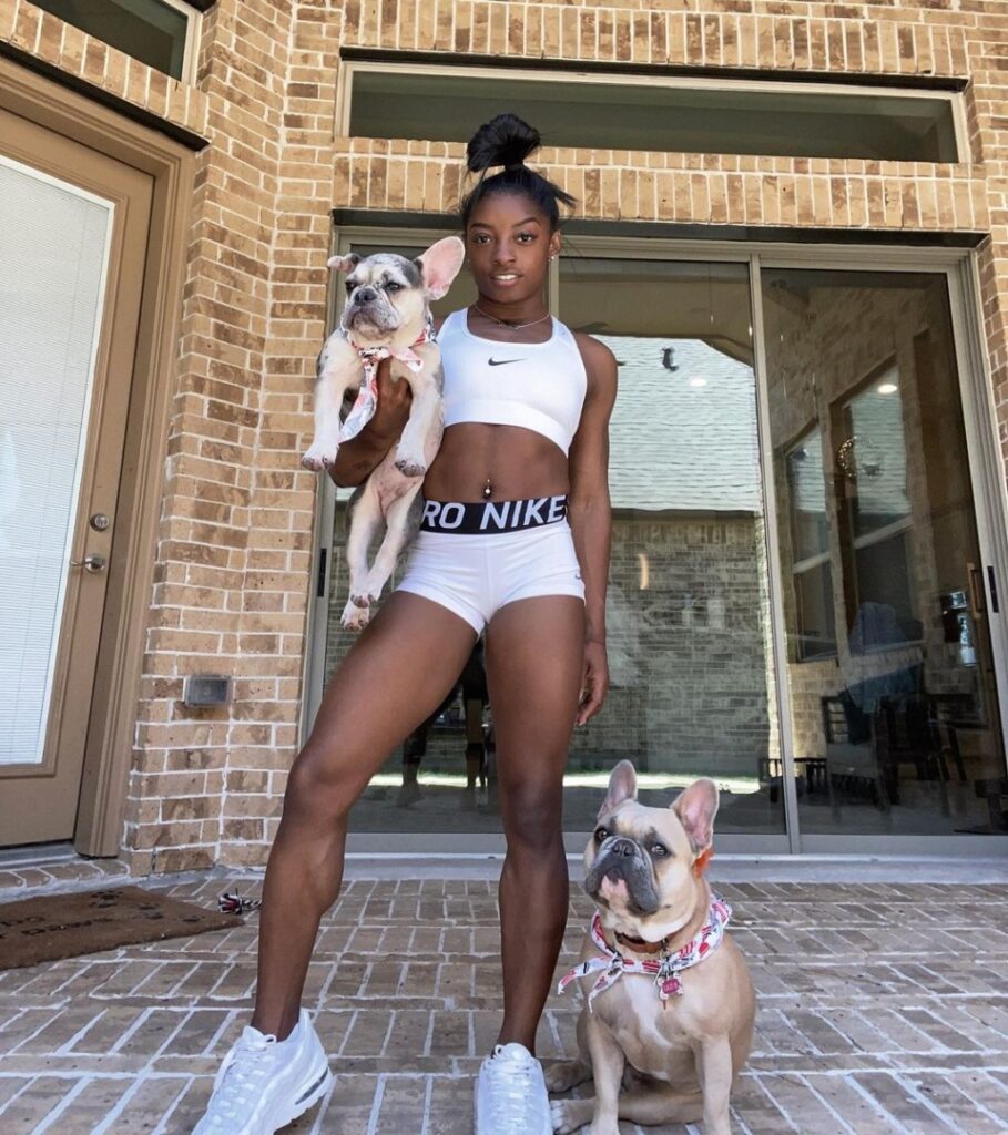 Simone Biles și buldogii săi francezi