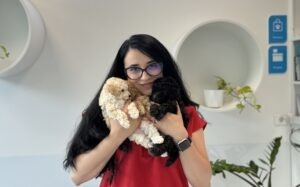 medicul veterinar carmen totolici cu cativa catei in brate