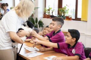 Peste 1000 de copii din scolile din Capitala, vizitati de cateii de la ASPA, in cadrul unui proiect educativ