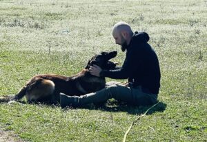 Laurențiu Negrău dreseaza un caine