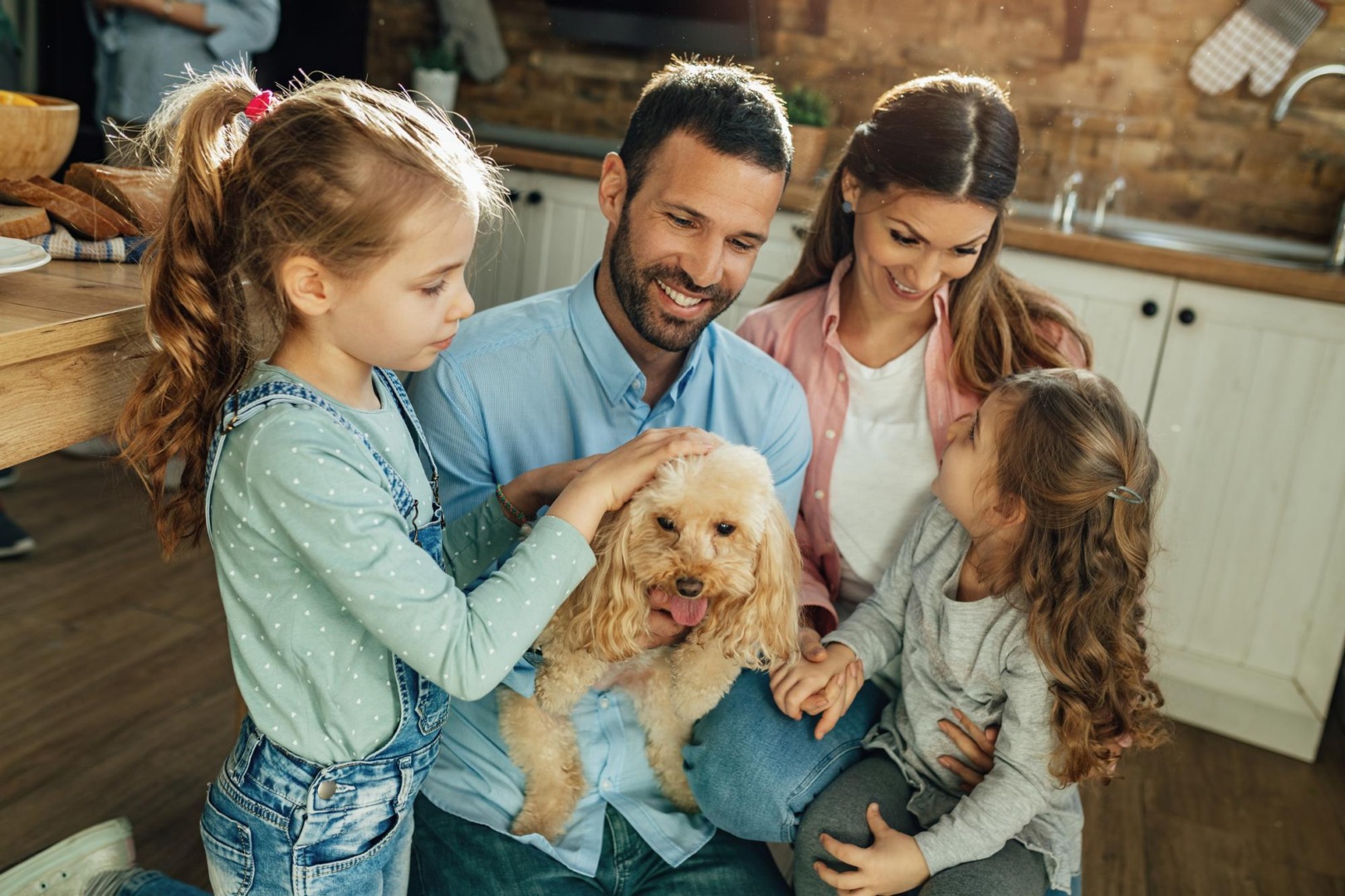 o familie impreuna cu cainele ei