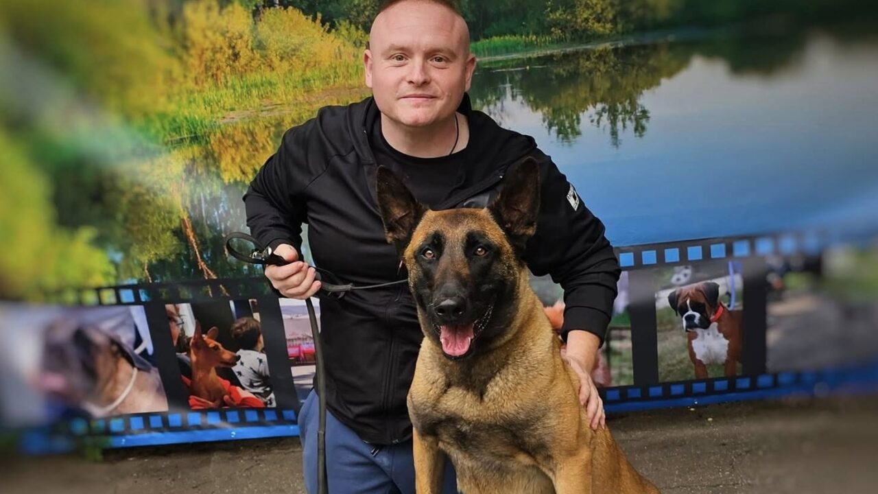 Instructorul canin Mihai Nae, alături de un câine