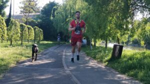 Un stăpân aleargă la maraton alături de câinele lui.