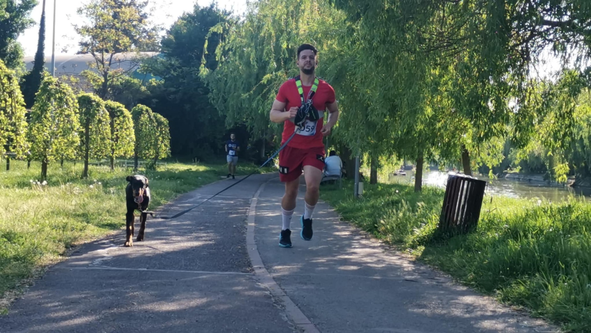 Un stăpân aleargă la maraton alături de câinele lui.