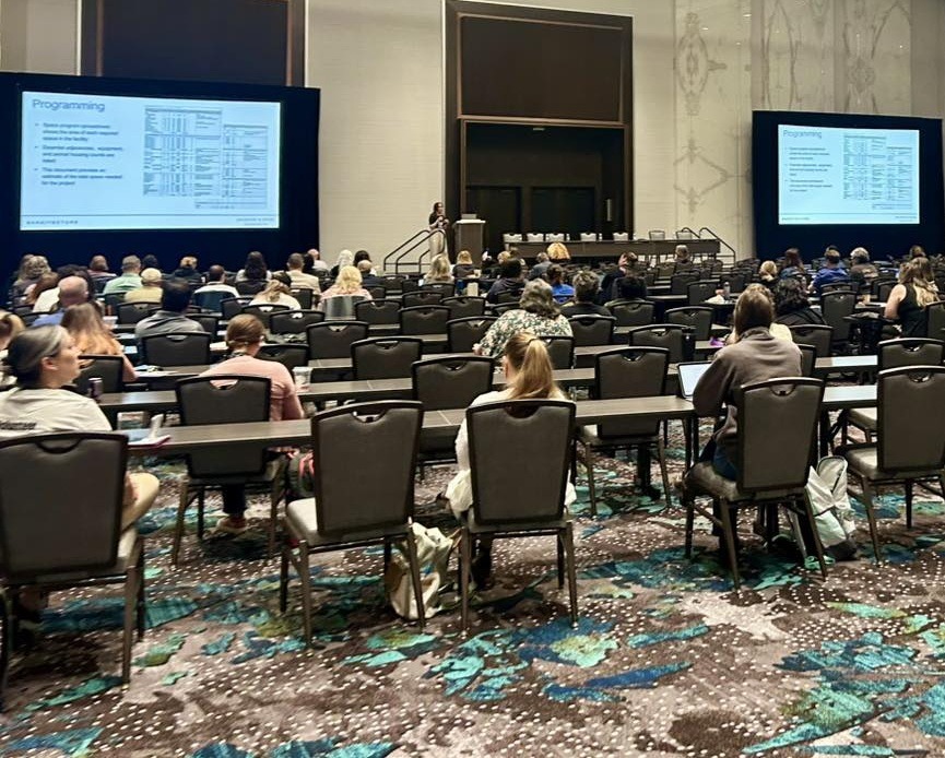 Oameni stând pe scaune la Animal Care Expo 2025