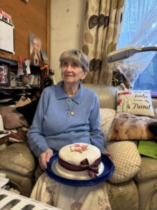 Barby Keel, deținătoarea unui sanctuar pentru animale, ține un tort în mână.