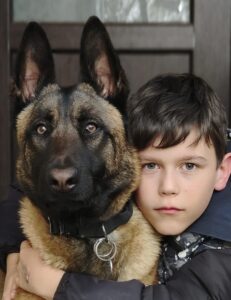 copil alaturi de caine malinois
