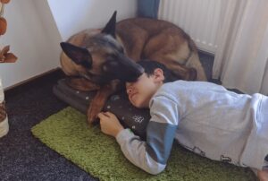 copil alaturi de caine malinois