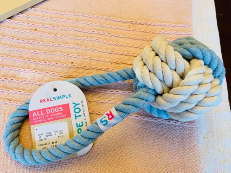 Jucărie din frânghie pentru câini.