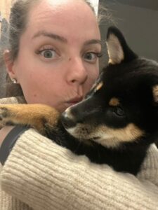 karma-catelusa-shiba-inu-pui-culoare-neagra-staptana-2