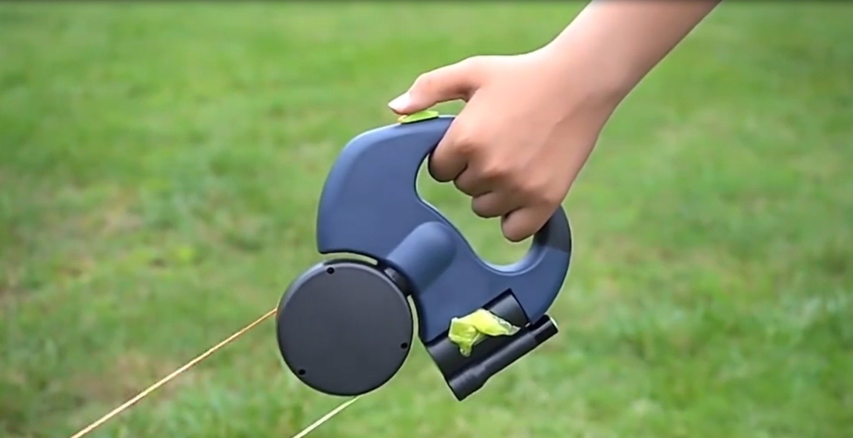 Lesă dublă anti-încâlcire ținută în mână de proprietarul unor câini.