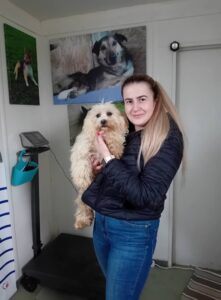 Cățelul Piki, în brațele noii sale stăpâne