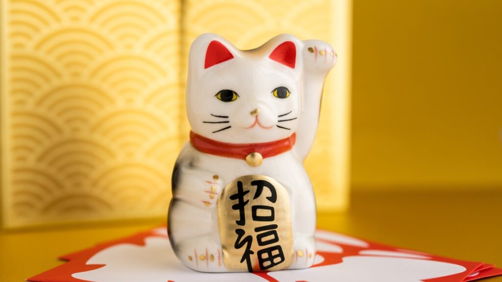 Pisica japoneza din plastic.