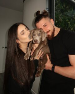 Radu Drăgușin, alături de soția lui și de câinele lor.