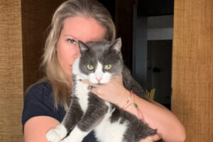 pisica Barbie, alături de jurnalista Sonia Simionov