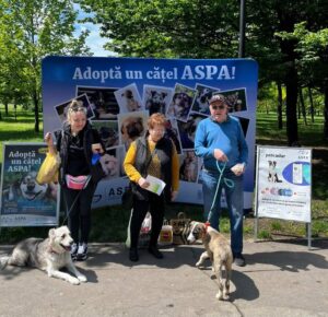 Familia adoptatoare a cățeluței Zena