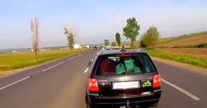 Mașină în trafic.