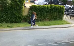 Doi adolescenți pe stradă.