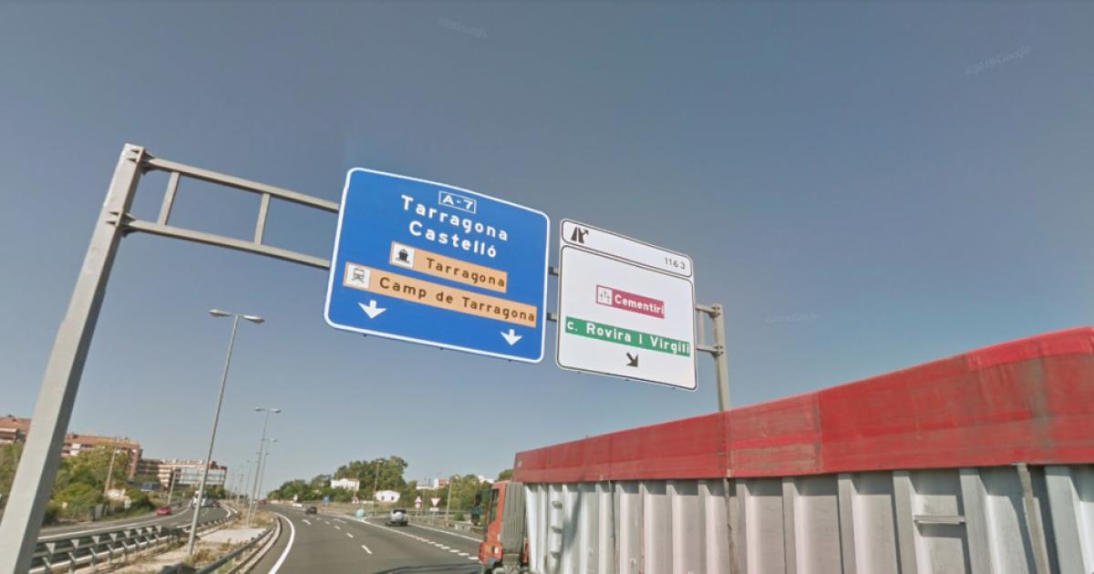 Indicatoare rutiere pe o autostradă din Catalonia, Spania.