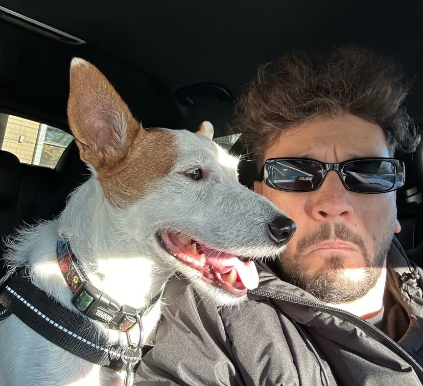 Drăcea alături de un câine