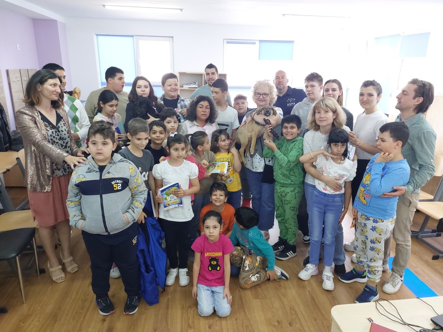 Elevi de la o școală specială, alături de reprezentanți ASPA.