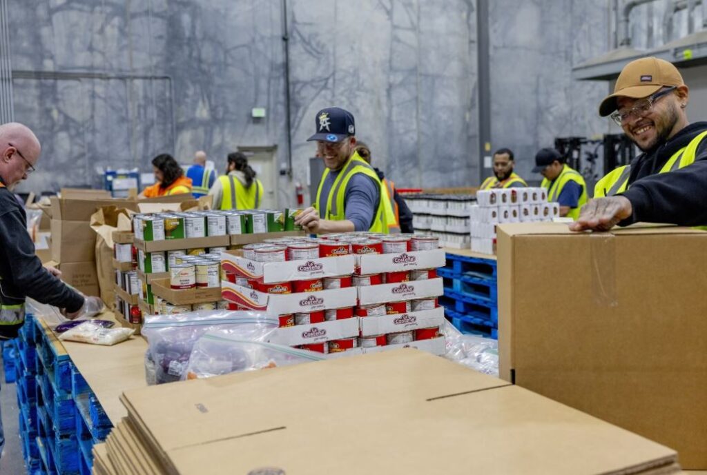 Angajații unei companii de hrană pentru animale.