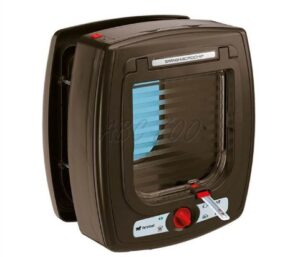 Ușă rabatabilă pentru pisici.