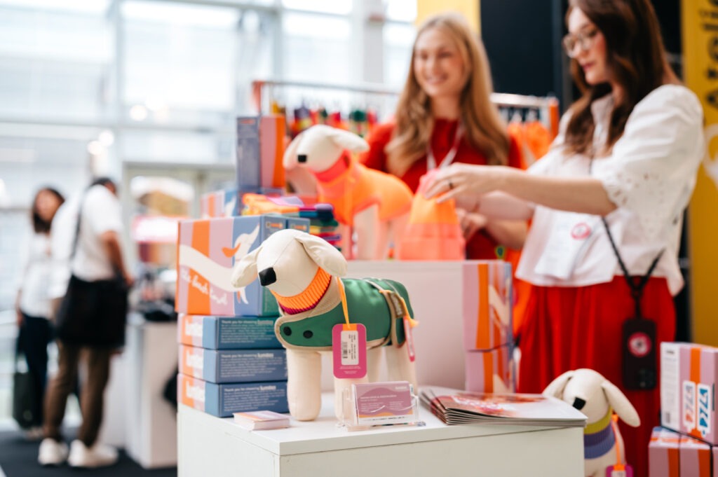 Două femei se uită la accesorii pentru animale.