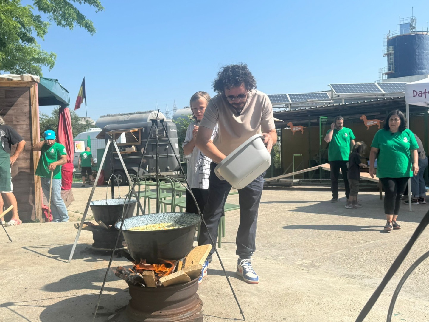 Costel Bojog gateste la Adapostul Speranta