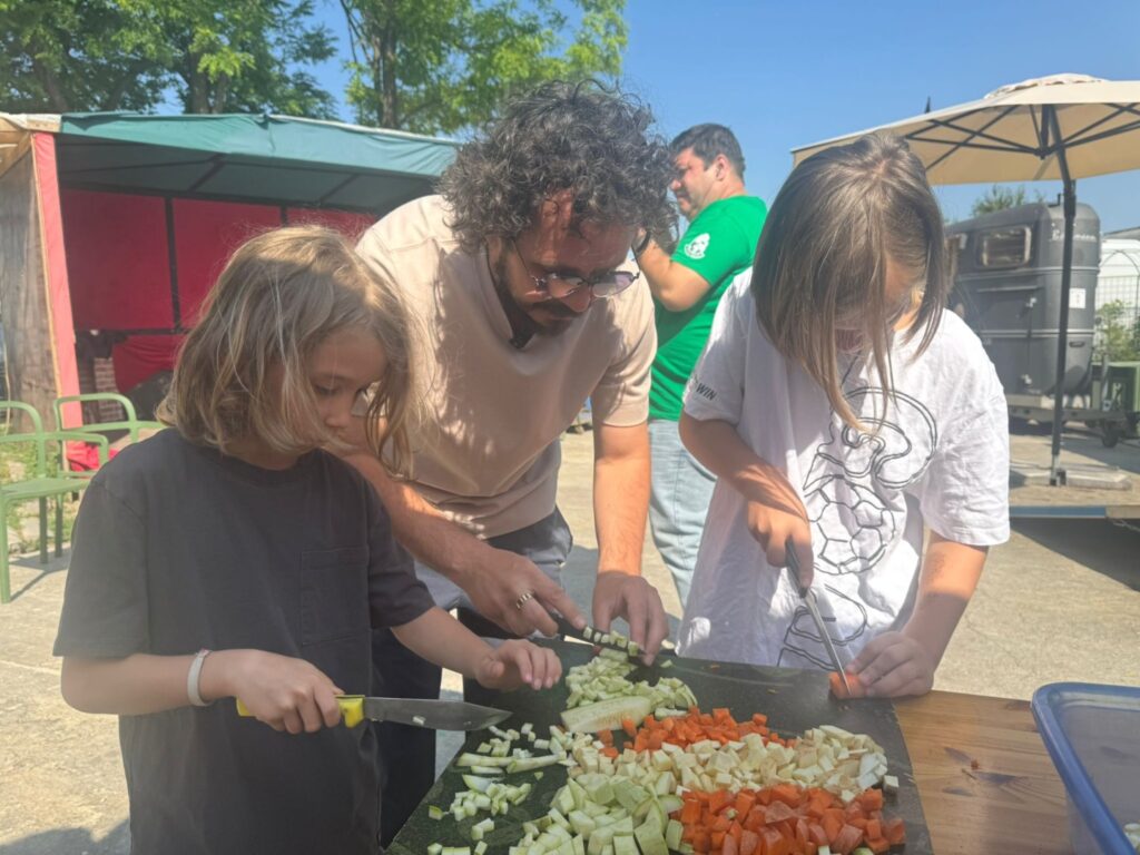 Costel Bojog cu copiii la Adapostul Speranta