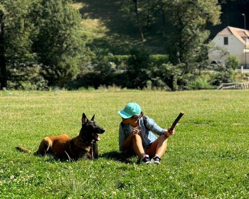 Anca Stoenescu alături de câinele ei