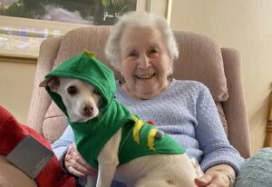 o batranica si cainele ei