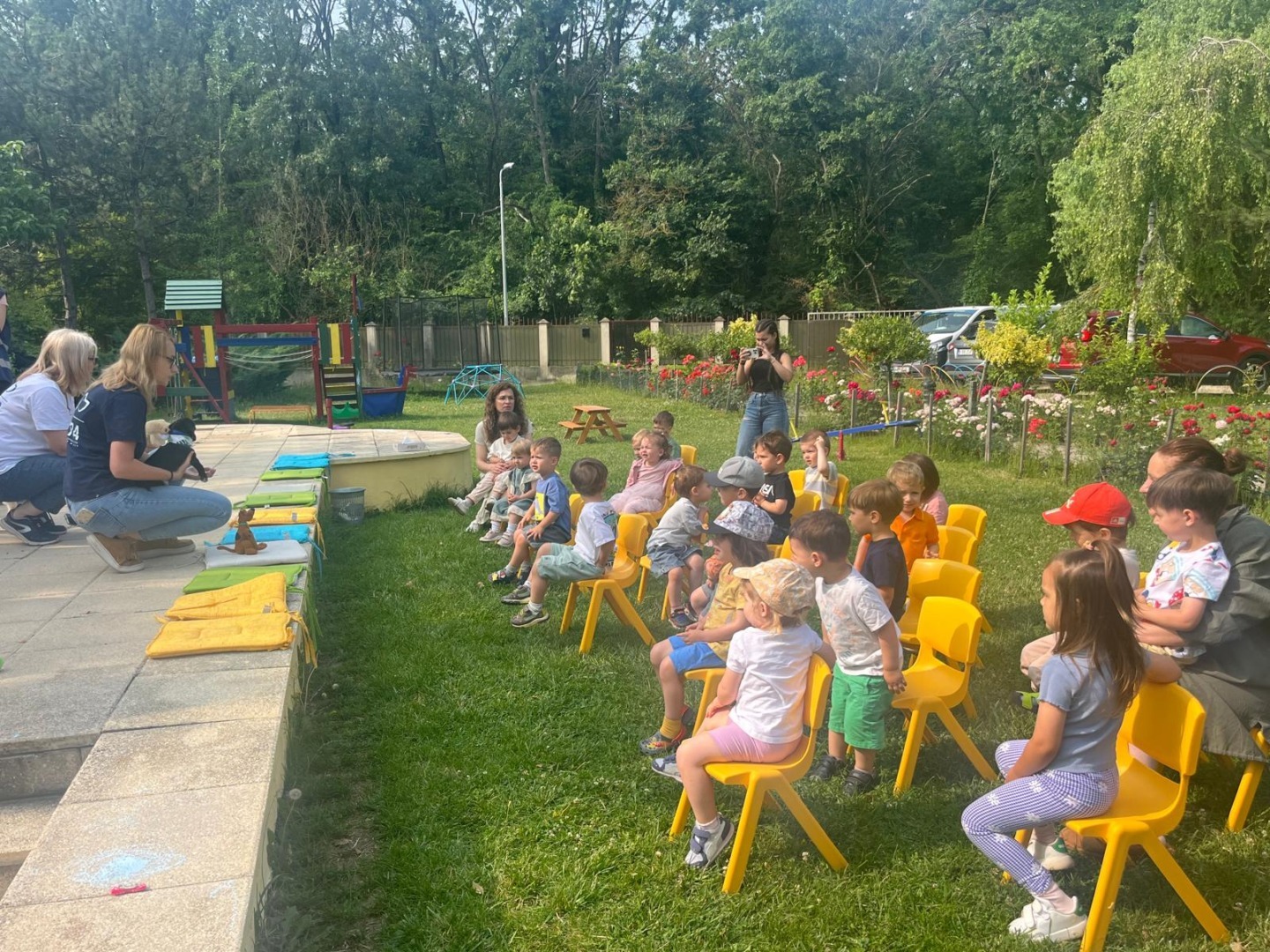 Copii de grădiniță la un eveniment cu câini.