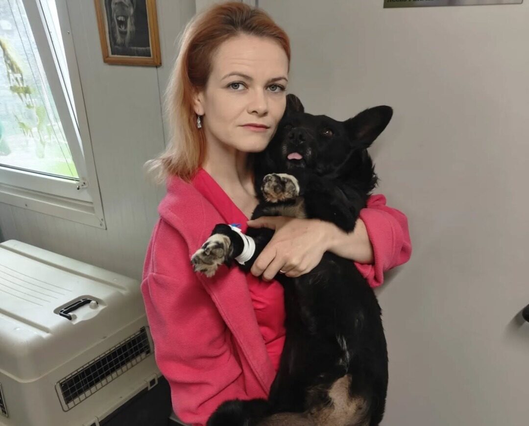 Medicul veterinar Emma Stratulat ține în brațe un câine