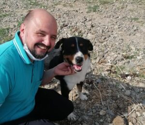Florin Suciu alături de un câine salvat