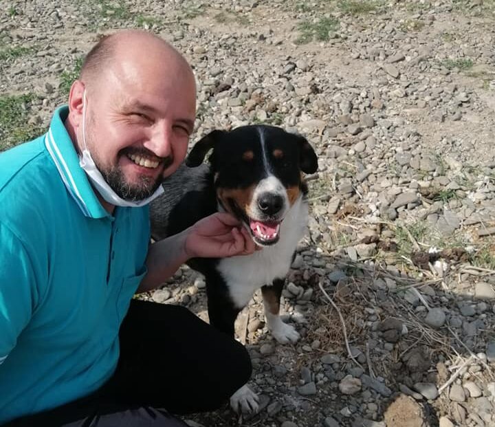 Florin Suciu alături de un câine salvat