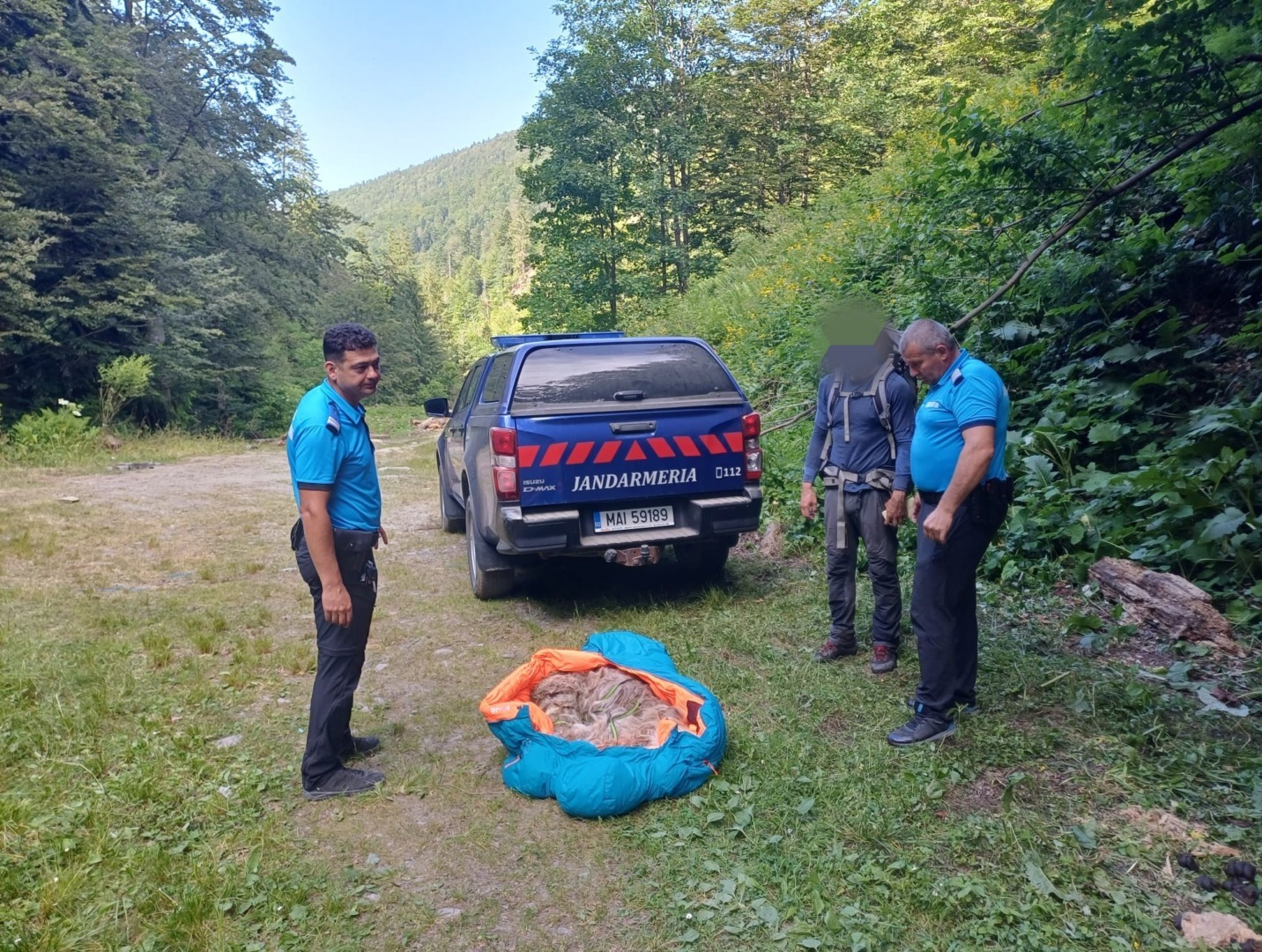 Jandarmi care salvează un câine pe munte