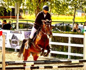 Actorul Răzvan Oprea călare pe cal