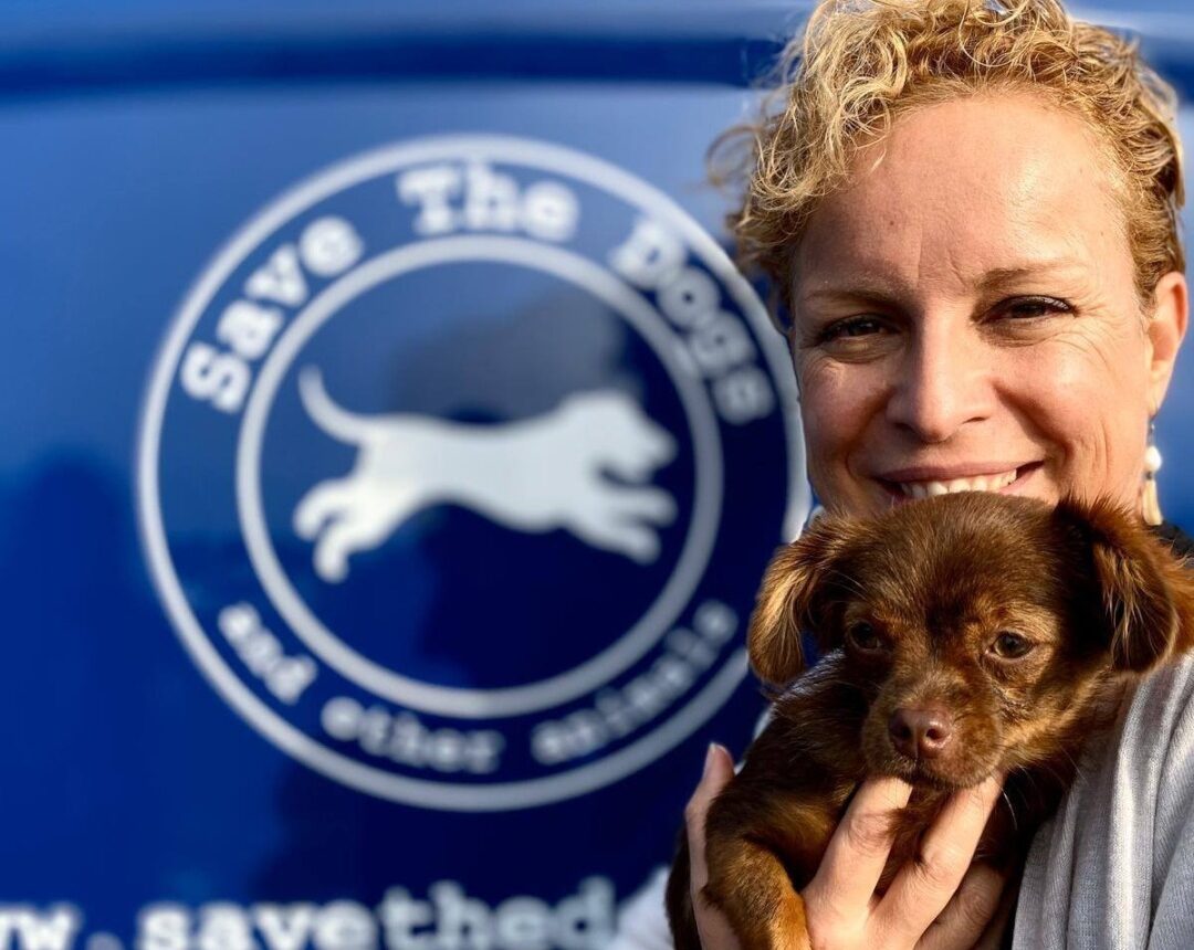 Sara Turetta alături de un cățel