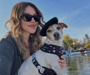 Teodora Stoica își ține câinele în brațe