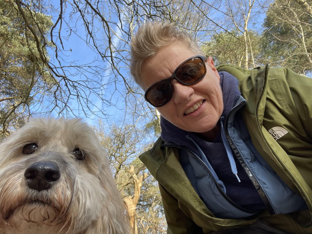 O femeie alături de câinele ei