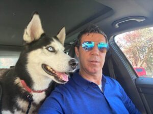 MIhai Leu în mașină, alături de câinele lui