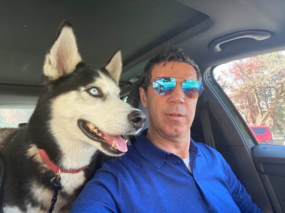 MIhai Leu în mașină, alături de câinele lui