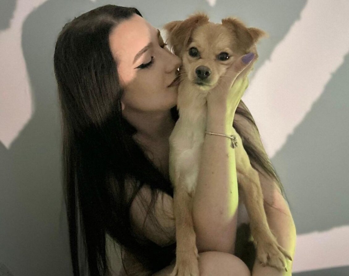 Câțel alături de stăpâna lui