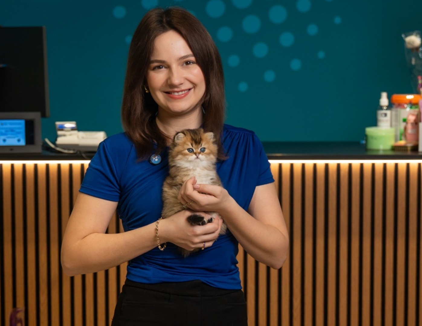 Bianca Andreev ține o pisică în brațe