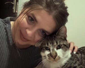 O tânără alături de motanul ei