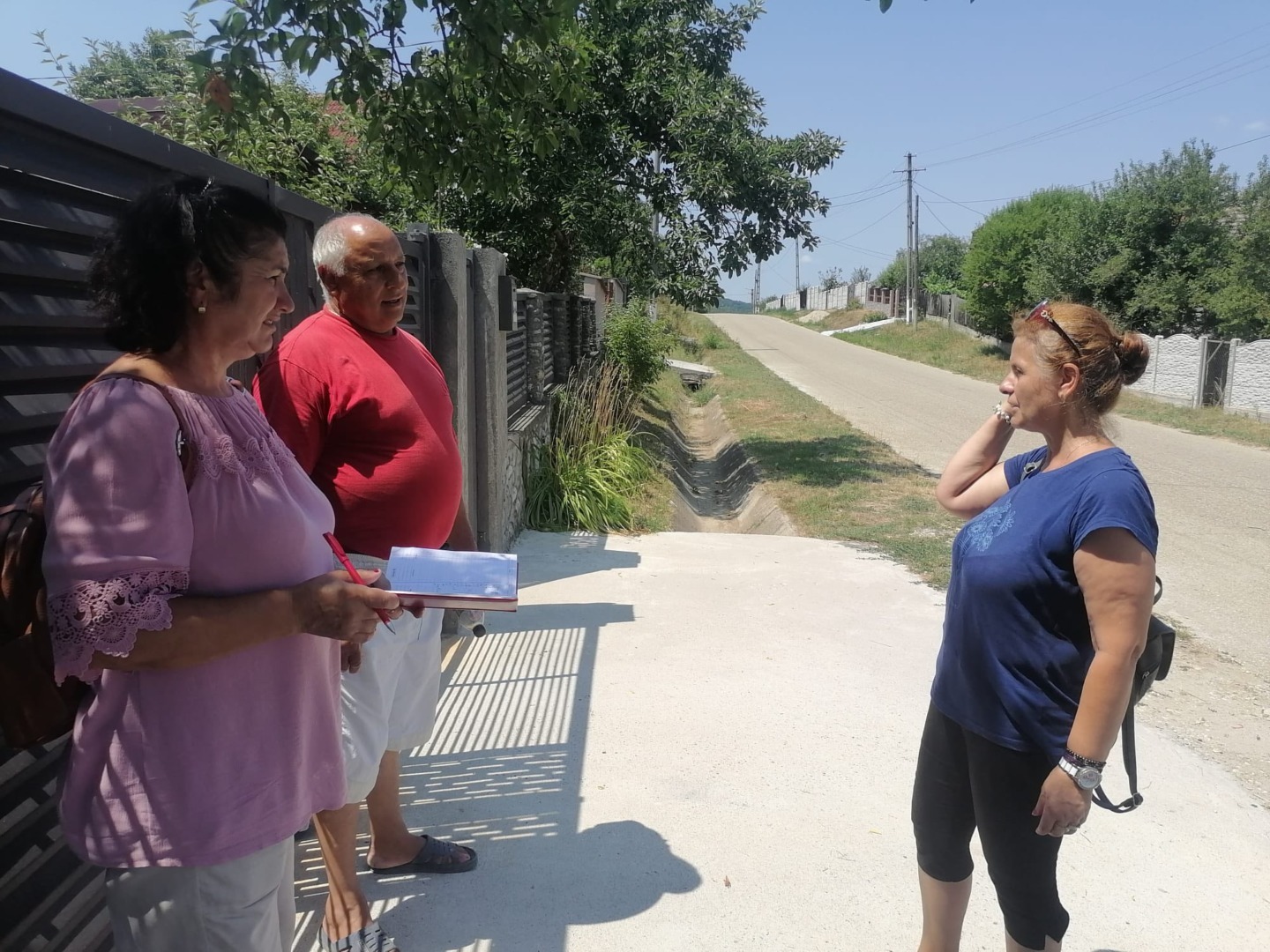 Oameni pe o stradă dintr-un sat