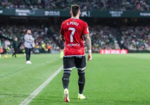 Fotbalistul Carles Perez pe un stadion plin.