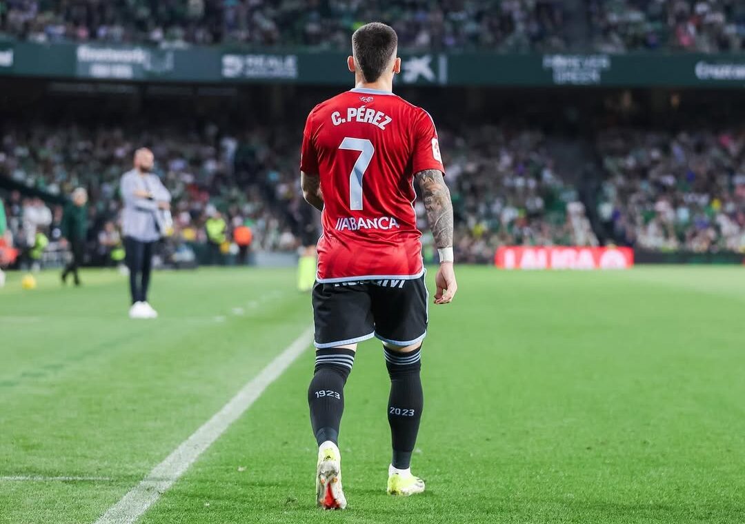 Fotbalistul Carles Perez pe un stadion plin.