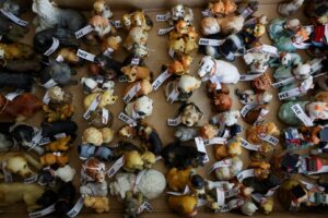 Colecție de figurine în formă de câine